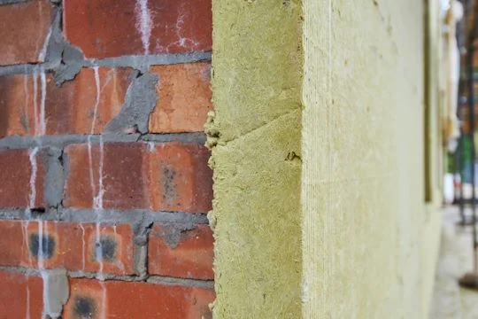Eine Altbauwand mit Mineralwolldaemmung