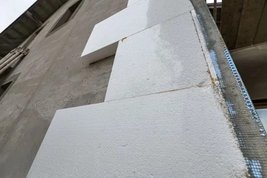Styropordaemmung an Betonwand