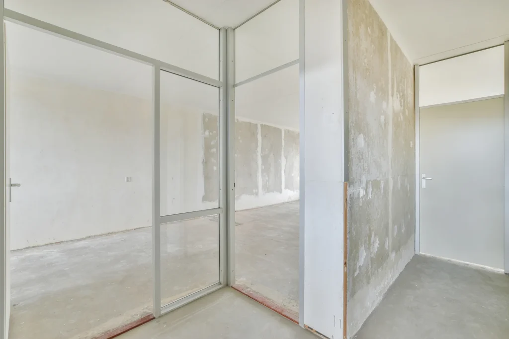 Trockenbauwände in einem noch nicht fertigen Haus