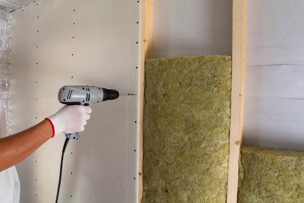 Trockenbauwand wird aufgebaut mit Isolierung