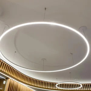 Decke streichen und abgehängte Rundlichtleuchte aufgehängt