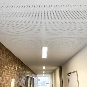 Akustikdecke mit integrierter Beleuchtung