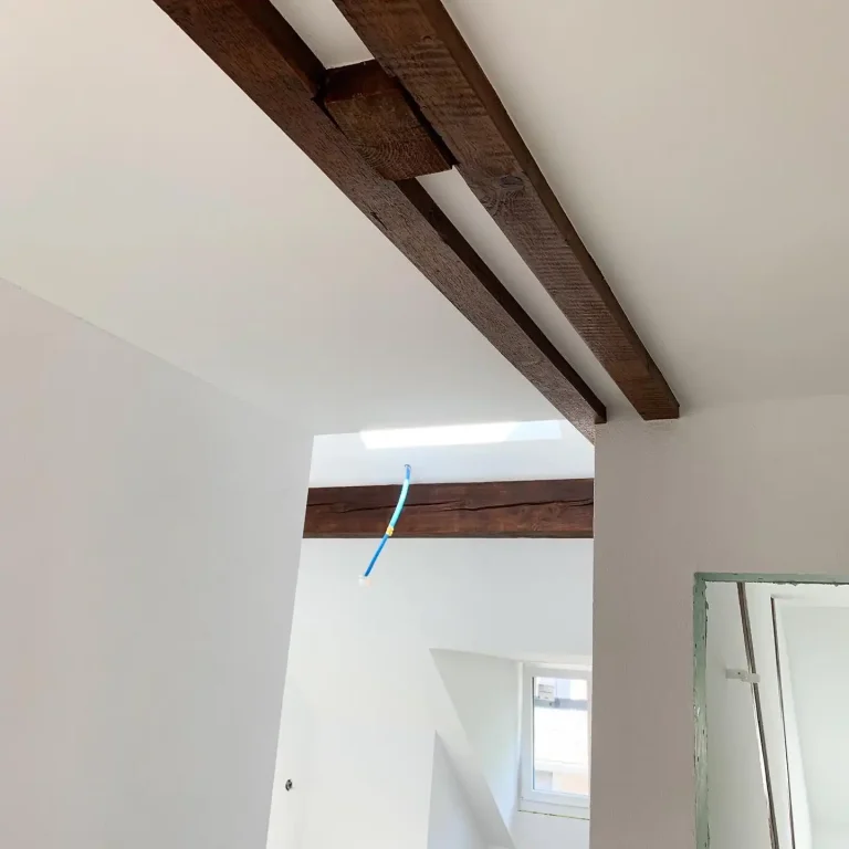Gipserarbeiten an der Decke mit Details
