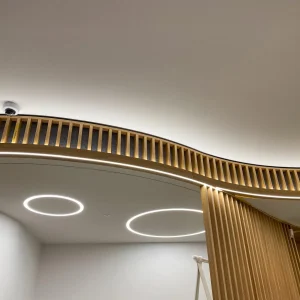 Integrierte Deckenleuchte mit Holzdetails