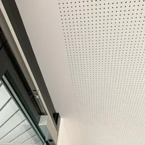 Akustikdecke abgehängt montiert