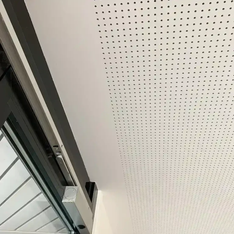 Akustikdecke abgehängt montiert