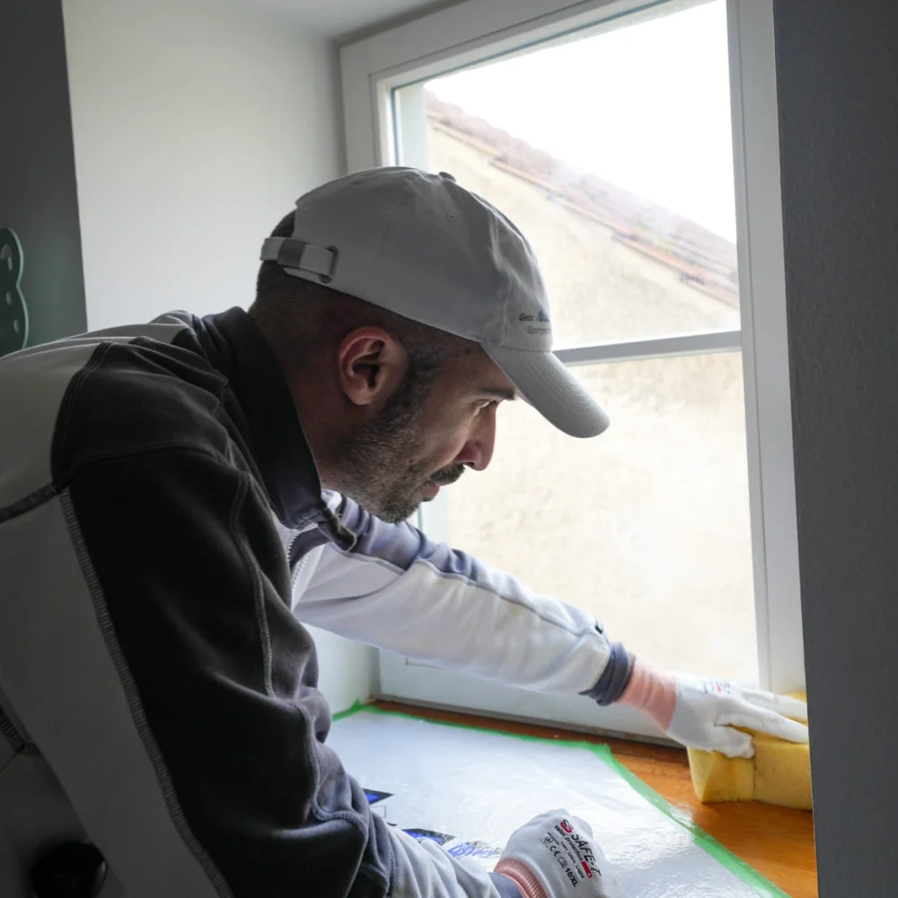 Feinarbeit am Fenster bei der Schimmelentfernung
