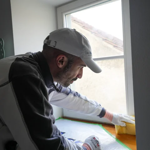 Feinarbeit am Fenster bei der Schimmelentfernung