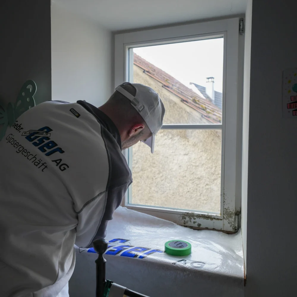 Schimmelsanierung: Profi bei der Arbeit