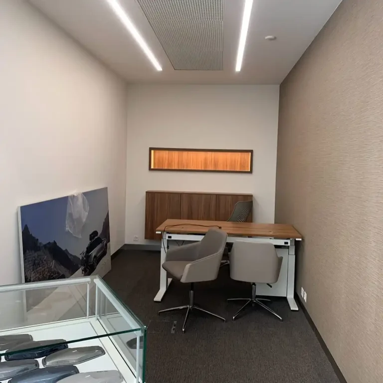 Büro nach Trockenbauarbeiten mit Versatz und Akustikdecke