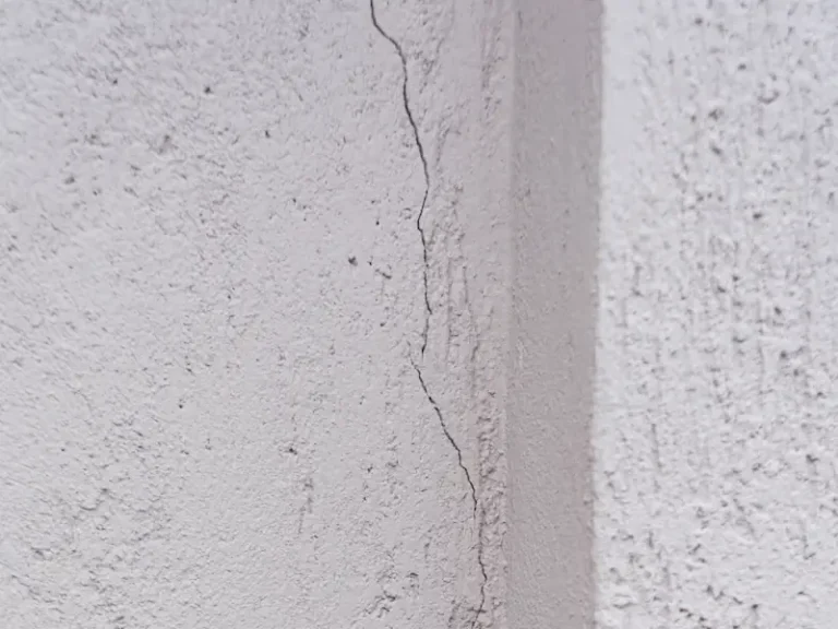 Haarriss an verputzter Wand in Liestal