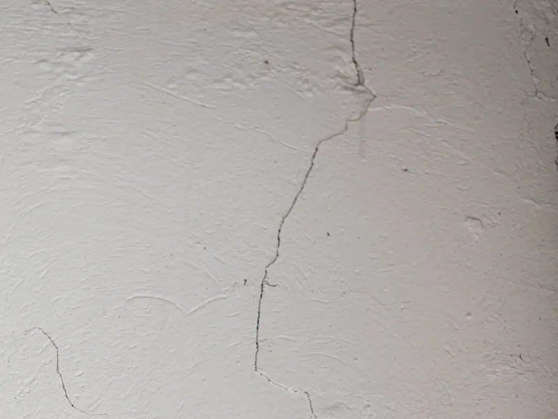 Spannungsrisse an einer Innenwand oben rechts