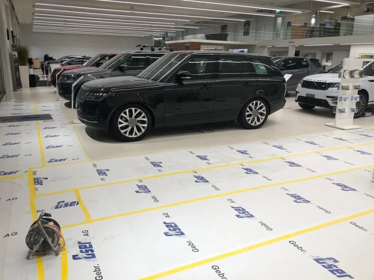 Estrich in einem Autohaus verlegt