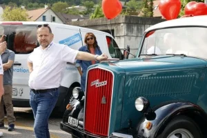 Marcel Oser mit dem ersten Bestandsfahrzeug von vor 75 Jahren
