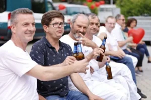 Prost beim Firmenfest in Basel