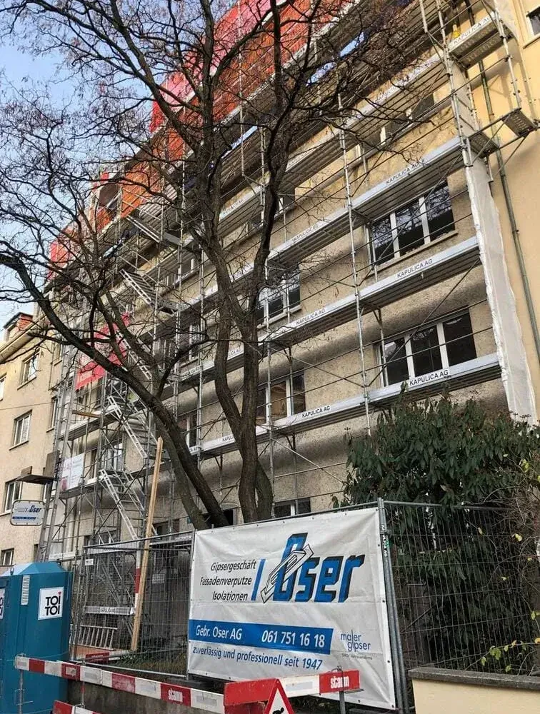Fassade wird in der Innenstadt Basels renoviert