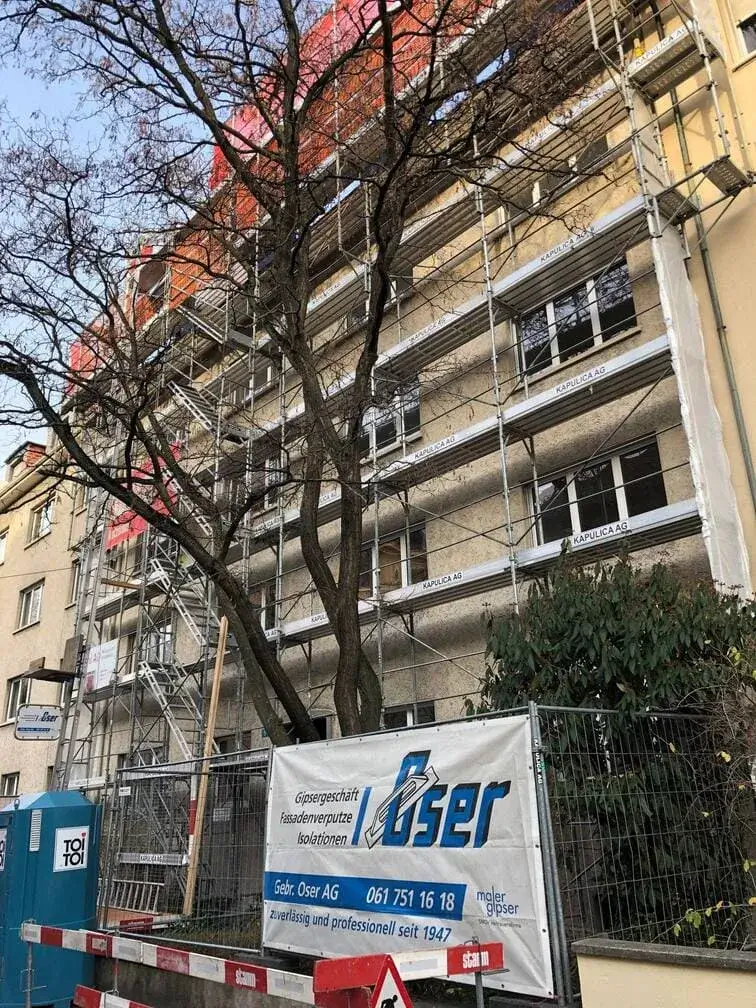 Fassade wird in der Innenstadt Basels renoviert
