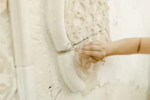 Zu reparierende Stuckatur an der Wand