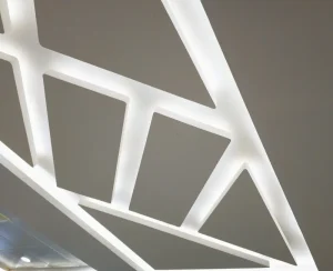 Abgehängte Decke Lichtspiel mit Acryl