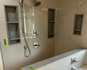 Fertig renoviertes Badezimmer mit Nischen dnak OSB-Trockenbau