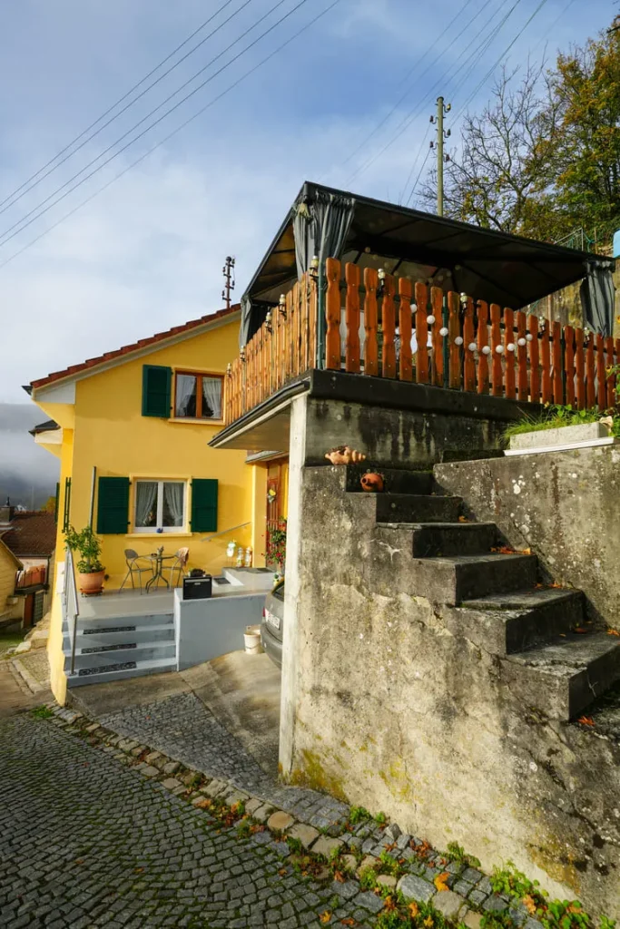 Weite Aufnahme sanierter Altbau