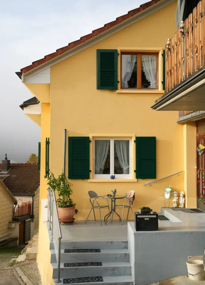 Profiaufnahme sanierter Altbau mit Terrasse aus poliertem Sichtbeton