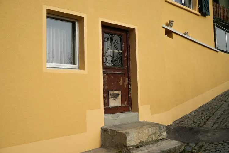 Altbaufassade saniert, mit Details an Sockel und Laibungen