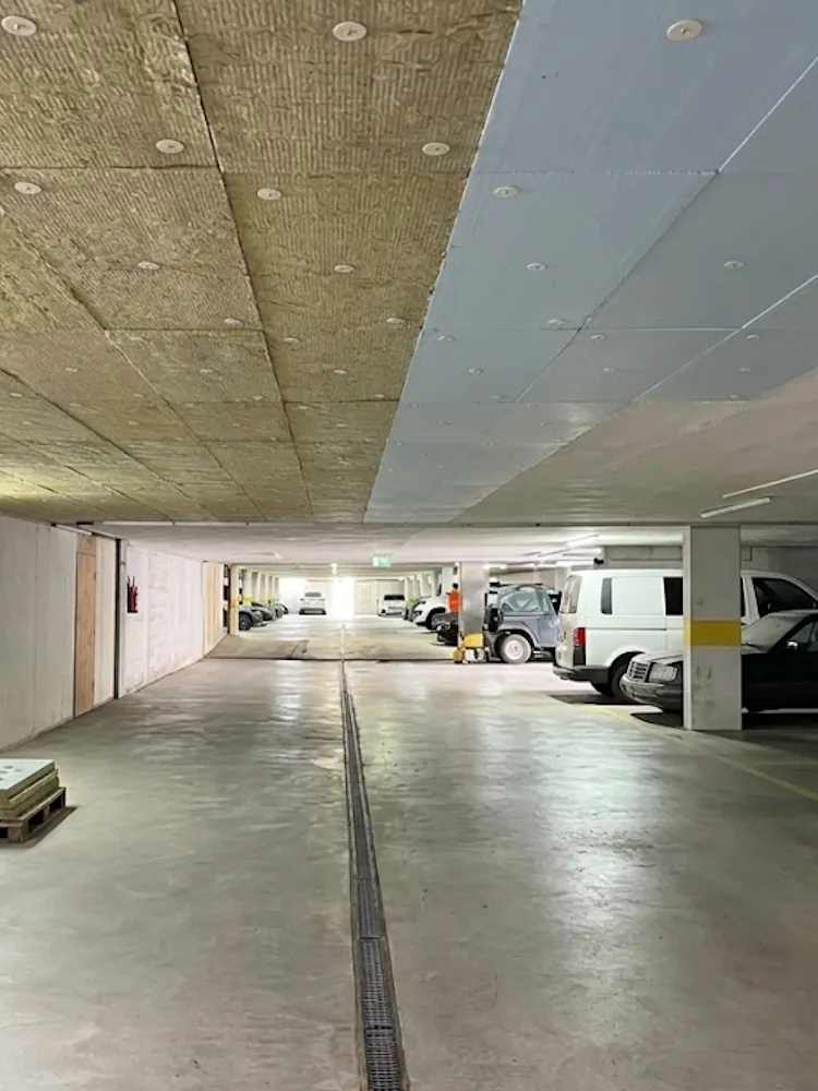 Nachträgliche Deckendämmung in einer Garage im Mehrfamilienhaus